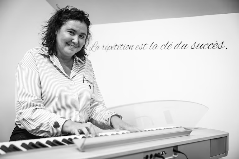 Zwart-witportret van Marie-Ange aan de piano.