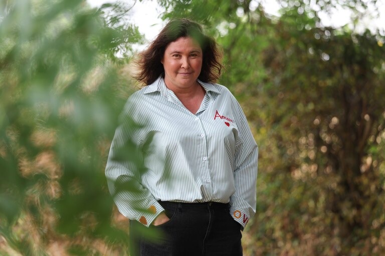 Marie-Ange staat in haar tuin.